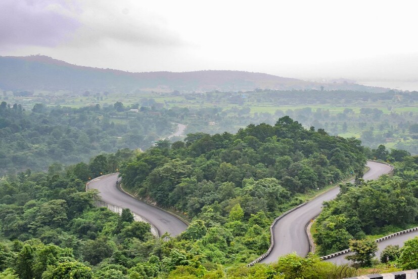 Pithauriya Village পিথাওরিয়া ভিলেজ নামের এই রহস্যময় গ্রামটি ঝাড়খণ্ডে অবস্থিত। রাঁচি থেকে মাত্র ২০ কিমি দূরে অবস্থিত এই গ্রাম অভিশপ্ত বলে মনে করা হয়। লোকের মতে এই স্থানে বিশ্বনাথ নামের এক ব্যক্তিকে মৃত্যুদণ্ড দেওয়া হয়েছিল। মৃত্যুর আগে বিশ্বনাথ অভিশাপ দিয়েছিল যে এই গ্রামে সব সময় বিদ্যুৎ চমকাবে এবং এই গ্রামে অবস্থিত সমস্থ ঘরবাড়ি পরে যাবে। অভিশাপের ভয়েই গ্রাম থেকে পালিয়ে যান গ্রামবাসীরা।
