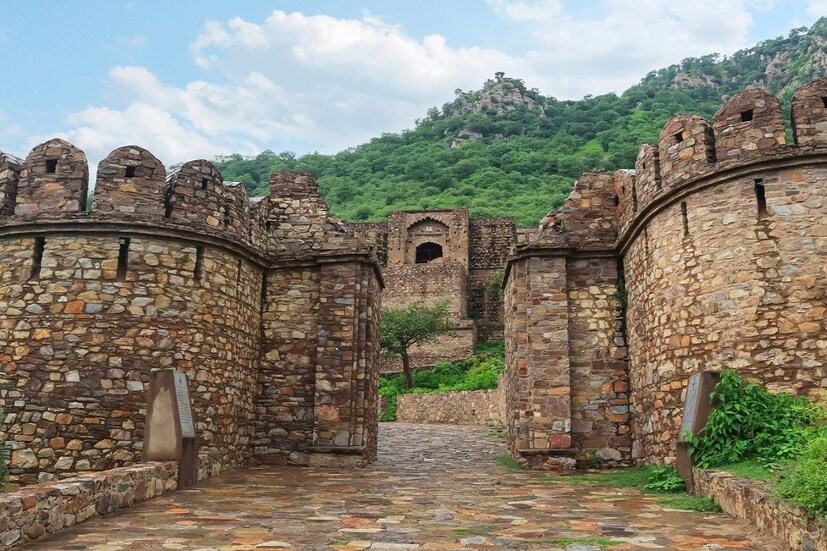 Bhangarh Fort (ভানগঢ় দুর্গ) কে ভারতের সবচেয়ে অভিশপ্ত জায়গা বলে মনে করা হয়।দুর্গটিকে শ্রেষ্ঠ ভূতুড়ে স্থান হিসাবেও বিবেচনা করা হয়। এমন বিশ্বাস করা হয় যে একজন তান্ত্রিক এই দুর্গকে অভিশাপ দিয়েছিলেন এবং তার পর থেকেই এখানে বিভিন্ন অদ্ভুত ঘটনা ঘটতে দেখা যায়। অনেকেই দাবি করেছেন যে এই কেল্লা থেকে হঠাৎ কান্নার আওয়াজ পাওয়া যায় শুধু তাই নয় সকালে লেবু, সিঁদুরের মতো জিনিসও পাওয়া যায় এই স্থানে।