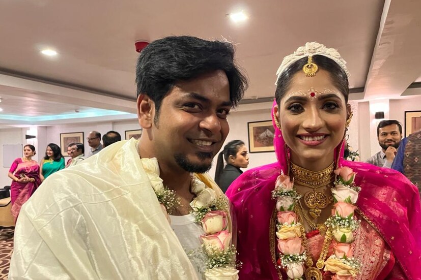  বিয়ের ৭ মাসের মধ্যেই সুখবর দেন ঐন্দ্রিলা ও দুর্নিবার৷ গত ১৫ অক্টোবর সোশ্যাল মিডিয়ায় মা হওয়ার সুখবর দেন মোহর৷  পোস্টে লিখেছিলেন- আমরা খুব উত্তেজিত এটা জানতে পেরে, ছোট্ট চমৎকার আসছে৷ এভাবে ঘুমিয়ে ঘুমিয়ে আমরা ক্লান্ত৷ এমন একটা কাজ  আমরা করছি যা কিনা অনেকদিন ধরেই চেয়ে আসছি৷ সকলেই তারকা দম্পতিকে শুভেচ্ছায় ভরিয়ে দিয়েছিলেন৷