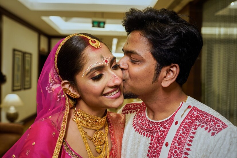 এর আগে ২০১৭ সালে প্রথম আইনি বিয়ে সেরে নিয়েছিলেন দুর্নিবার সাহা ও মীনাক্ষি মুখোপাধ্যায়। তারপর প্রায় ৪ বছর বাদে ২১ ফেব্রুয়ারি সাতপাকে বাঁধা পড়েন টলিপাড়ার হট-হ্যাপেনিং কাপল দুর্নিবার ও মীনাক্ষি। বাঙালি নিয়ম-রীতি মেনেই বিবাহবন্ধনে আবদ্ধ হয়েছিলেন দুর্নিবার সাহা ও মীনাক্ষি মুখোপাধ্যায় । যদিও সেই বিয়ে টিকল না। ঘটা করে বিয়ে করার পর ২০২২ সালে আইনি বিচ্ছেদ হয় দুর্নিবার ও মীনাক্ষীর। বছর ঘুরতে না ঘুরতে ঐন্দ্রিলাকে নিয়ে জীবনের নতুন অধ্যায় শুরু করলেন দুর্নিবার সাহা। তারপর থেকে একাধিকবার ট্রোলিংয়ের মুখে পড়েছিলেন তারা৷ অবশেষে সমস্ত বিতর্ককে বুড়ো আঙুল দেখিয়ে দুই থেকে তিন হতে চলেছেন তারা৷ খুব শীঘ্রই তাঁদের ঘর আলো করে ফুটফুটে সন্তান আসতে চলেছে৷