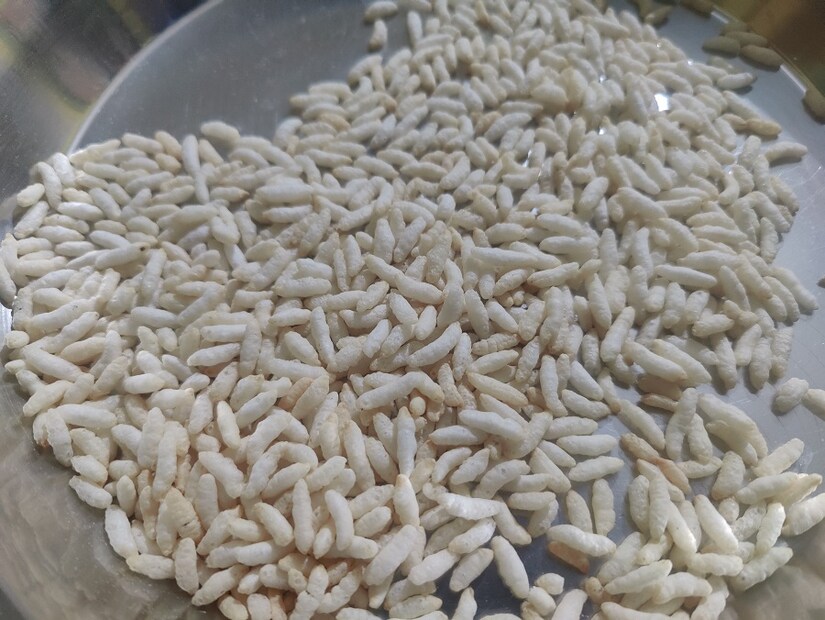 কোষ্ঠকাঠিন্যের সমস্যা থেকে বাঁচতে দারুণ কাজ করে মুড়ি৷ মুড়ি ফাইবার সমৃদ্ধ হওয়ায় পাকস্থলীতে ভাল ব্যাকটেরিয়া বাড়ায় যা কোষ্ঠকাঠিন্য প্রতিরোধ করে। এটি পাইলস প্রতিরোধ করতে পারে। শুধু তাই নয়, মুড়ি হজমের উদ্দীপক হিসেবেও কাজ করে।