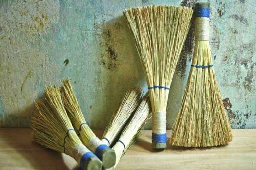এমনকি আপনি যদি দুটি ঝাড়ু রাখেন, তবে আপনার মনে রাখা উচিত যে আপনি তাদের এক জায়গায় একসঙ্গে রাখলে চলবে না। তবে বিভিন্ন জায়গায় দুটি ঝাড়ু রাখতে পারেন। এগুলি একসঙ্গে বা একে অপরের উপরে রাখলে বাস্তু ত্রুটি হতে পারে এবং নেতিবাচক শক্তির কারণ হতে পারে।