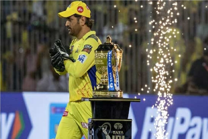 এর আগে ২০২২ সালে এমএস ধোনি অধিনায়কত্ব ছেড়ে রবীন্দ্র জাদেজাকে দায়িত্ব দিয়েছিলেন। পারফরম্যান্স খরাপ হওয়ার পাশাপাশি দলের অন্দরে নানা সমস্যা তৈরি হওয়ার অভিযোগ উঠেছিল। মাঝপথে ফের দলের দায়িত্ব নিয়েছিলেন মাহি। তারপর গতবার ফের চ্যাম্পিয়ন হয়েছিল সিএসকে।