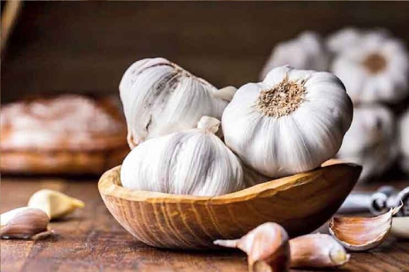 রসুন - রসুনে রয়েছে অ্যালিসিন যৌগ যা ডায়াবেটিস কমাতে খুবই কার্যকরী। এই যৌগের কারণে, রসুন অনেক রোগের প্রতিষেধক হিসাবে প্রমাণিত। এনডিটিভি ডক্টরের খবর অনুযায়ী, জার্নাল অফ ফাইটোমেডিসিনে প্রকাশিত একটি গবেষণায় বলা হয়েছে, রসুনের মধ্যে অ্যান্টি-ডায়াবেটিক বৈশিষ্ট্য রয়েছে। রসুন ব্লাড সুগার নিয়ন্ত্রণ করে। রক্তে শর্করা নিয়ন্ত্রণের পাশাপাশি রক্তচাপ নিয়ন্ত্রণেরও গুণ রয়েছে রসুনে। রসুনও প্রদাহরোধী যা জয়েন্টের ব্যথা থেকে মুক্তি দেয়।