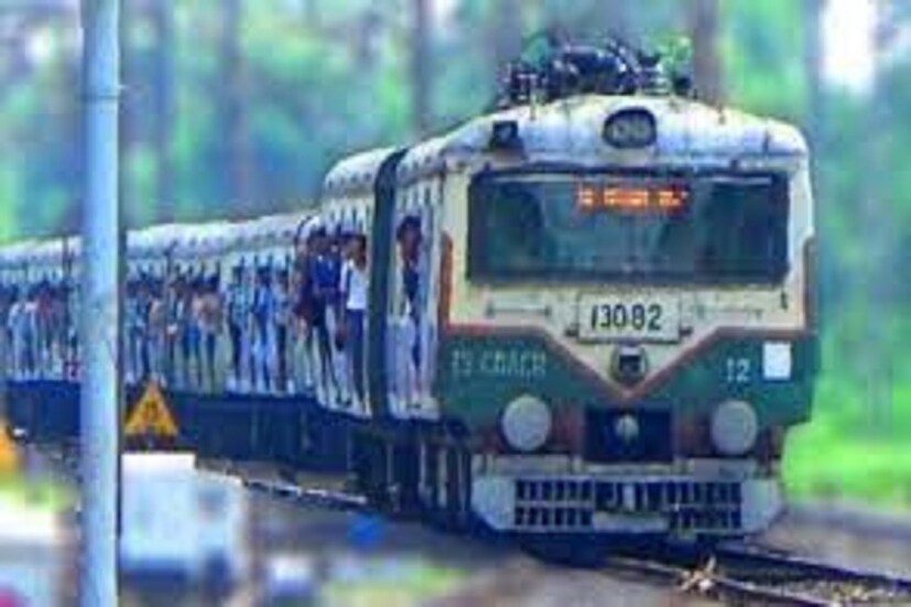 রেল সূত্রের খবর, কিছুটা বাড়তি ভাড়ায় যাত্রীদের উন্নত পরিষেবা দেওয়ার ব্যবস্থা করতেই এই নতুন প্রচেষ্টা। শিয়ালদহ থেকে প্রথম শ্রেণির কামরায় ভাড়া হতে পারে ১১০ টাকা। সাধারণ কামরায় মাসিক টিকিটের ক্ষেত্রে যেখানে ভাড়া পড়ে ৩৫৫ টাকা, সেখানে প্রথম শ্রেণিতে ওই ভাড়া হতে পারে মাসিক ১২৭০ টাকা।