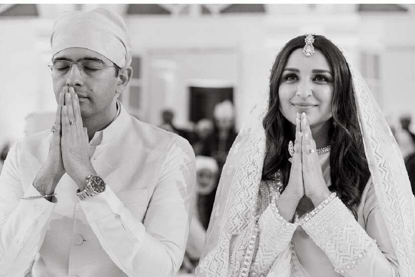 নিজের একটি ভিডিয়ো পোস্ট করে তার ক্যাপশনে পরিণীতি লিখেছেন, “এই মাসে আমি নিজের জীবনকে আরও একটু ভাল করে দেখছি। বুঝছি, অপ্রয়োজনীয় বিষয়ে গুরুত্ব দেওয়ার কোনও প্রয়োজন নেই। এর জন্য এক সেকেন্ড সময়ও নষ্ট করবেন না।' 