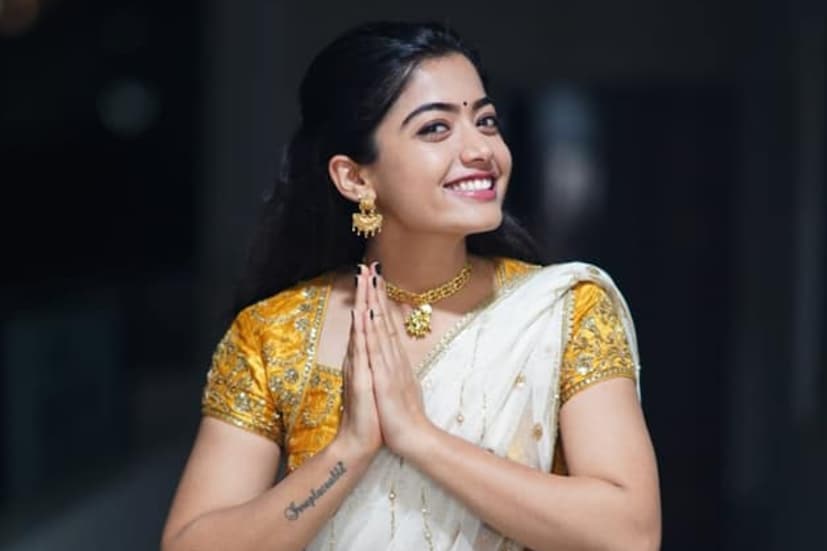 ‘ন্যাশনাল ক্রাশ’ বলে কথা! দক্ষিণ থেকে বলিউড, তাঁর অভিনয় প্রতিভায় মুগ্ধ আপামর দেশবাসী। কিন্তু তার পাশাপাশি অভিনেত্রী রশ্মিকা মন্দানার রূপে কুপোকাত কত মানুষ। 