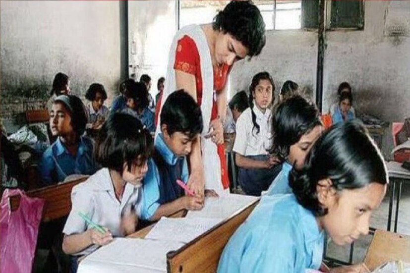 বলা হয়েছে, কোনওভাবেই প্রধান শিক্ষক - প্রধান শিক্ষিকাদের অনুমতি ছাড়া ছুটি নেওয়া যাবে না। স্কুলে স্কুলে নির্দেশ বিভিন্ন জেলার স্কুল বিদ্যালয় পরিদর্শকদের।