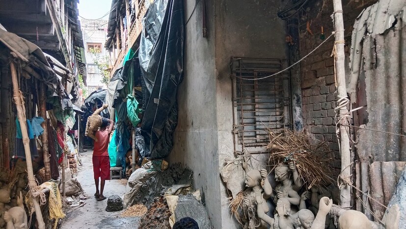 বাঙালির মহোৎসব দুর্গাপুজোর কর্ম‌যজ্ঞ মূল কারিগর এই কুমোরটুলি। শুরু চরম কর্মব্যস্ততা। এখন থেকে দিনরাত এক করে কাজ, ছুটি মিলবে সেই দীপাবলীরর পর। (ছবি ও লেখা: শিপ্রা রায়)