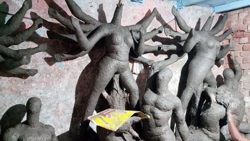 অনেক প্রতিমারই মাটির কাজ শেষ পর্যায়। রঙের প্রলেপ পড়লেই শাড়ি, অলংকার আর অস্ত্রসস্ত্রে সুসজ্জিত দেবী পাড়ি দেবেন রাজ্য তথা দেশের বিভিন্ন প্রান্তে! (ছবি ও লেখা: শিপ্রা রায়)