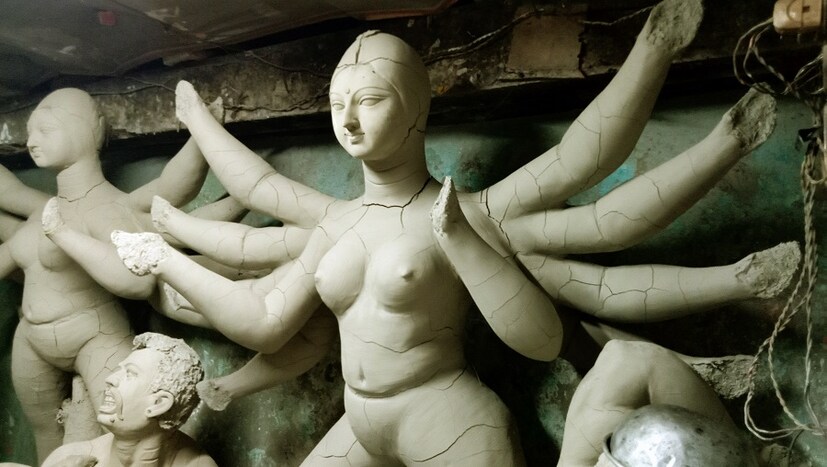 এখন জোর কদমে চলছে ছোট প্রতিমা গড়ার কাজ। একচালা সাবেকি প্রতিমা এক থেকে তিন ফুটের মধ্যে। দেবী সিংহে আসীন, কার্তিক গণেশ লক্ষ্মী সরস্বতী সব বাহন সহ এই ছোট প্রতিমা চহিদা কিন্তু কম নয়।(ছবি ও লেখা: শিপ্রা রায়)
