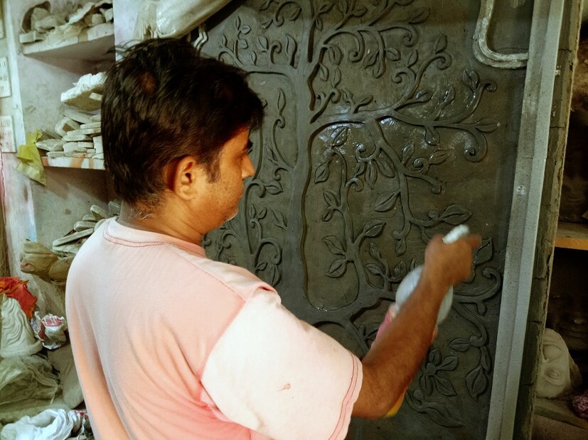 মণ্ডপসজ্জায় লাগবে মাটির মুরাল। থিমের পুজোয় মণ্ডপও সেজে উঠবে মাটির সাজে। মৃৎশিল্পী ব্যস্ত মুরাল তৈরির কাজে। (ছবি ও লেখা: শিপ্রা রায়)