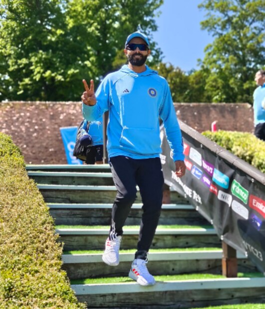 আপনারা জানলে খুশি হবেন যে এই রেকর্ড ঝুলিতে রয়েছে এক ভারতীয় ক্রিকেটারের। আর সেই ক্রিকেটার হলেন টিম ইন্ডিয়াক তারকা স্পিনার রবীন্দ্র জাদেজা।