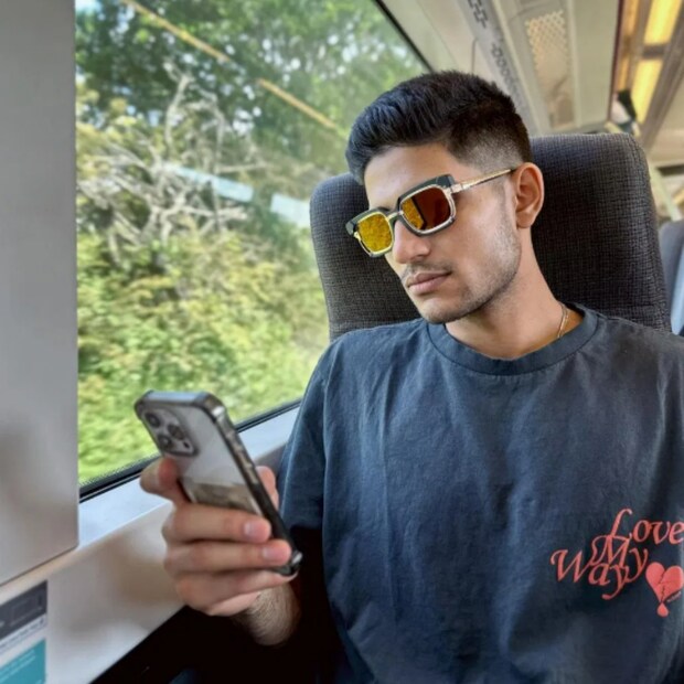 বিসিসিআইয়ের বি গ্রেডে থাকায়  বছরে ৩ কোটি টাকা পান গিল। এছাড়া টি-২০, ওডিআই ও টেস্ট খেলে ম্যাচ পিছু ৩ লক্ষ, ৬ লক্ষ ও ১৫ লক্ষ টাকা পান। আইপিএল খেলে গুজরাত টাইটান্স থেকে পান ৮ কোটি টাকা।