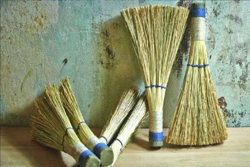একই স্থানে একাধিক ঝাড়ু রাখা উচিত নয়। আপনার ঝাঁটা সবসময় লুকিয়ে রাখা উচিত এবং এমন জায়গায় রাখা উচিত যেখানে বাইরের কেউ দেখতে না পায়। ঝাড়ু বাইরে রাখলে বাস্তু দোষ হতে পারে।