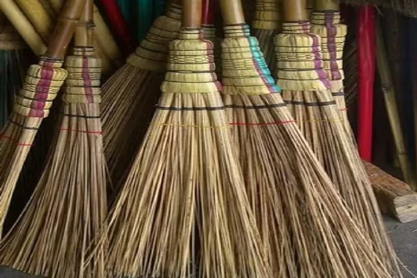 ঝাড়ু রাখার সঠিক উপায় কী (বাস্তু অনুসারে ঝাড়ু কোথায় রাখা উচিত)প্রত্যেক বাড়িতেই ঘর পরিষ্কার রাখার জন্য যে জিনিসটা অবশ্যই কোথাও না কোথাও রাখা থাকে সেটি হল ঝাঁটা বা ঝাড়ু। বাস্তুশাস্ত্র অনুসারে এই ঝাড়ুর কিন্তু রয়েছে অসম্ভব বাস্তু মাহাত্ম।