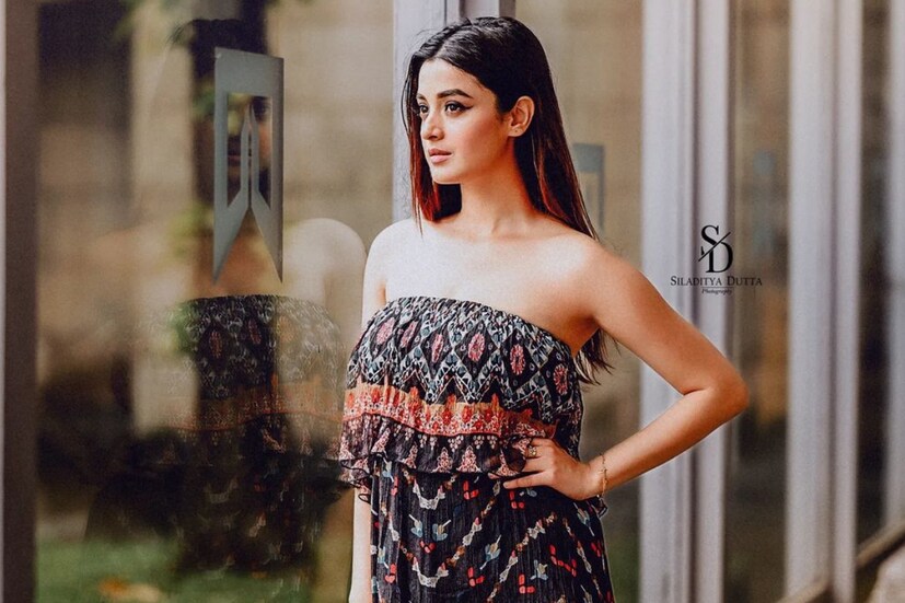 আগামিকাল বিয়েতে মায়ের দেওয়া কানের দুল পরবেন দর্শনা। মা দিয়ে গিয়েছিলেন তাঁকে। দর্শনার কথায়, ‘‘মা বলে গিয়েছিল এটা যেন আমি আমার বিয়েতে পরি। অনেকেই বলছেন, এটা না পরে ওটা পর, সেটা পর, বেশি ভাল লাগবে। কিন্তু আমি ওটাই পরব।’’ 