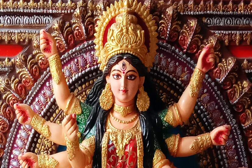 আর মাত্র ১২২ দিন। রথ‌যাত্রার দিন থেকেই শুরু হয়ে‌ ‌যায় দিন গোনা।বারোয়ারির খুঁটি পুজো আর কুমোরটুলিতে প্রতিমার বায়না ‌যে ওদিনই করা শুভ মনে করে বাঙালি। (ছবি ও লেখা: শিপ্রা রায়)