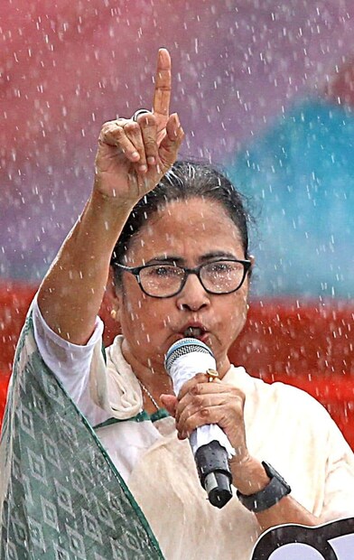 ভাষণ এগোতেই আরও স্পষ্ট করলেন তৃণমূল সুপ্রিমো। বললেন এই বৃষ্টির 'শুভ' আগমনই বলে দিচ্ছে আজকের একুশেই লুকিয়ে আছে চব্বিশের জয়ের ইঙ্গিত।