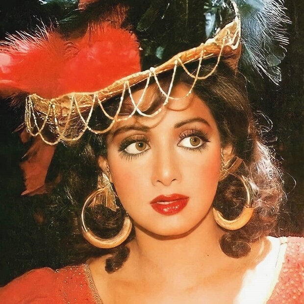 সারা ভারতে তার ভক্তের সংখ্যা অগণিত৷ বলিউডে একাধিক সুপারহিট ছবি ভক্তদের উপহার দিয়েছেন বলিউডের চাঁদনি৷  তবে কানাঘুষোতে শোনা যায়, কাজের ক্ষেত্রে নিজের জনপ্রিয়তার প্রভাব খাটাতেন শ্রীদেবী৷
