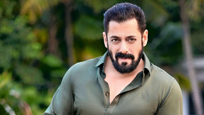 সলমন সাক্ষাৎকারে জানিয়েছিলেন, আমার প্রথম উপার্জন ছিল ৭৫ টাকার মতো৷ তাজ হোটেলের একটি শো-তে নেচেছিলাম৷ আমার এক বন্ধু তাজ-এ নাচতে গিয়েছিল, আমাকেও নিয়ে গিয়েছিল৷ সেটাই ছিল প্রথম কাজের পারিশ্রমিক৷