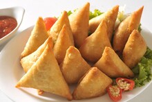 সিঙ্গারা মাত্র ২ টাকায়! এই চড়া বাজারে কী করে সম্ভব! দেখুন