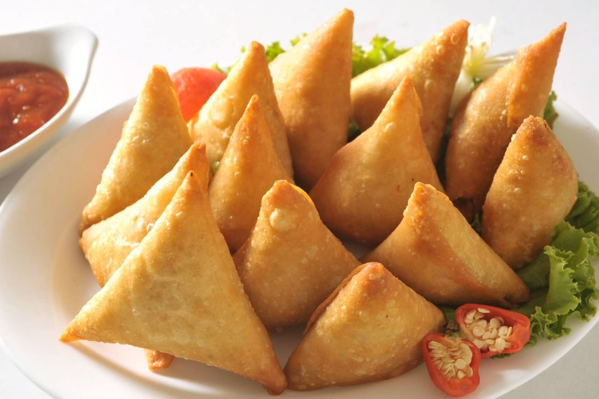 সিঙ্গারা মাত্র ২ টাকায়! এই চড়া বাজারে কী করে সম্ভব! দেখুন