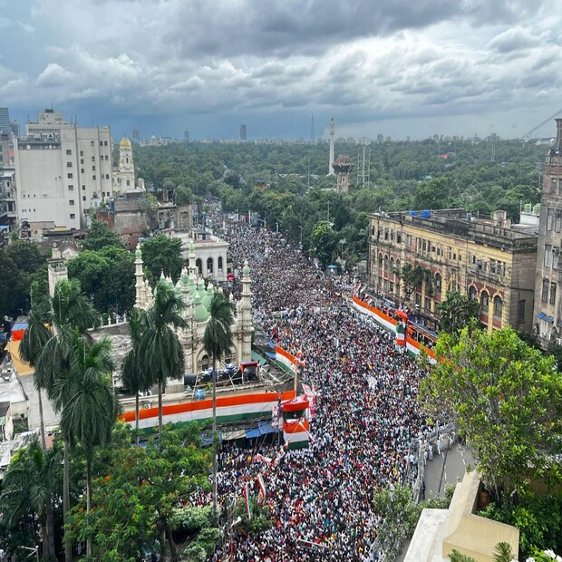 মহাজোট INDIA-র কাছে বিজেপির পরাজয় নিশ্চিত বলে দাবি করেন মমতা। তিনি বলেন, '২০২৪-এ INDIA-র কাছে পরাজয় নিশ্চিত বিজেপির। আরও খারাপ সময়, আরও হেনস্থা, আরও লাঞ্ছনা-বঞ্চনার দিন আসন্ন।'