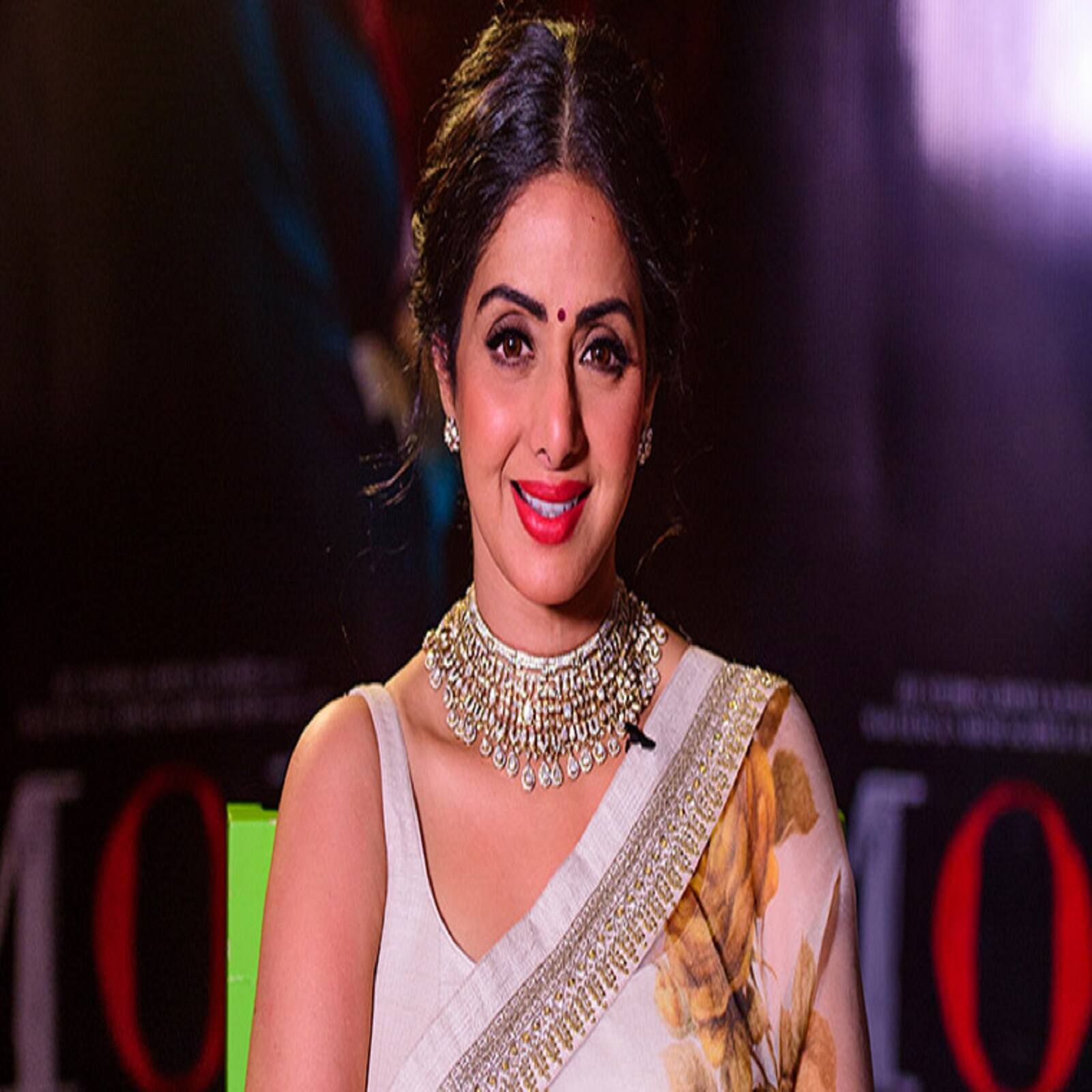 চার বছর বয়স থেকেই বড় পর্দায় কাজ শুরু করেছিলেন শ্রীদেবী। হিন্দি ছবির পাশাপাশি তামিল, তেলুগু, মালয়ালম এবং কন্নড় ভাষার ছবিতে অভিনয় করেছিলেন তিনি। সাক্ষাৎকারে নিজেই দাবি করেছিলেন, স্কুল ও কলেজে কখনও পড়াশোনা করা হয়নি।