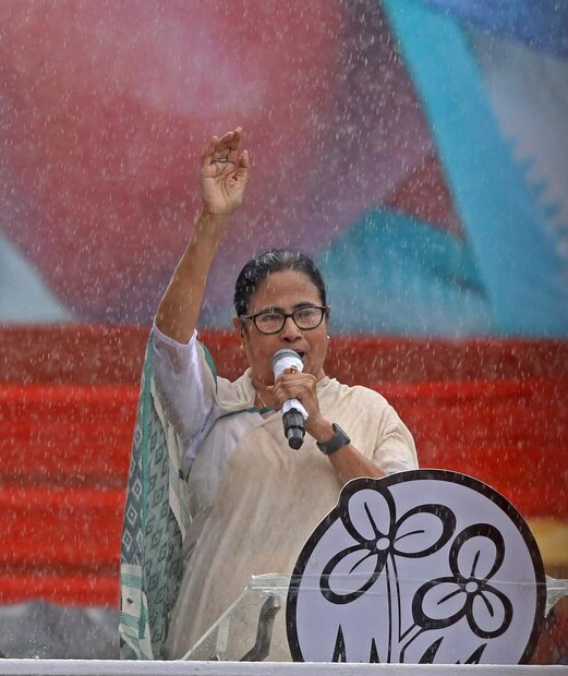 বৃষ্টিতে চুপচুপে ভিজে এদিন ধর্মতলায় একুশের শহিদ সভায় বক্তব্য রাখেন তৃণমূল সুপ্রিমো মমতা বন্দ্যোপাধ্যায়।