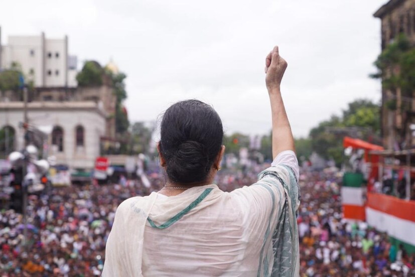 এদিন ভাষণের শেষেও বৃষ্টির কথা শোনা যায় তৃণমূল সুপ্রিমো মমতা বন্দ্যোপাধ্যায়ের মুখে। শাড়ির আঁচল দিয়ে মুখে আসা বৃষ্টির জল মুছতে মুছতেই ‘মা-মাটি-মানুষের’ নেত্রী সরাসরি ২০২৪ -এর লোকসভা নির্বাচনের চ্যালেঞ্জ ছুঁড়ে দিয়ে বললেন, “আজকের বৃষ্টিই বলে দিচ্ছে এই ২১ থেকেই ২৪-এর নতুন সৃষ্টি হবে।”