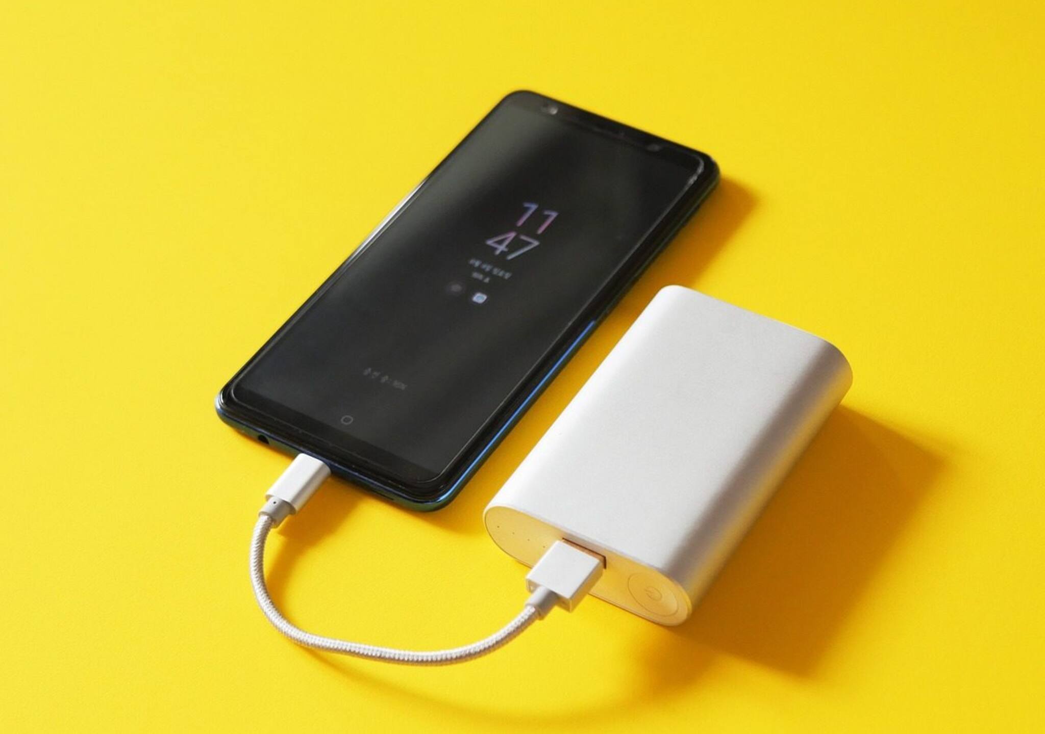 ফোনে চার্জ দেওয়ার সময় মাথায় রাখুন কিছু জিনিস! নইলেই সমস্যায় পড়তে পারেন