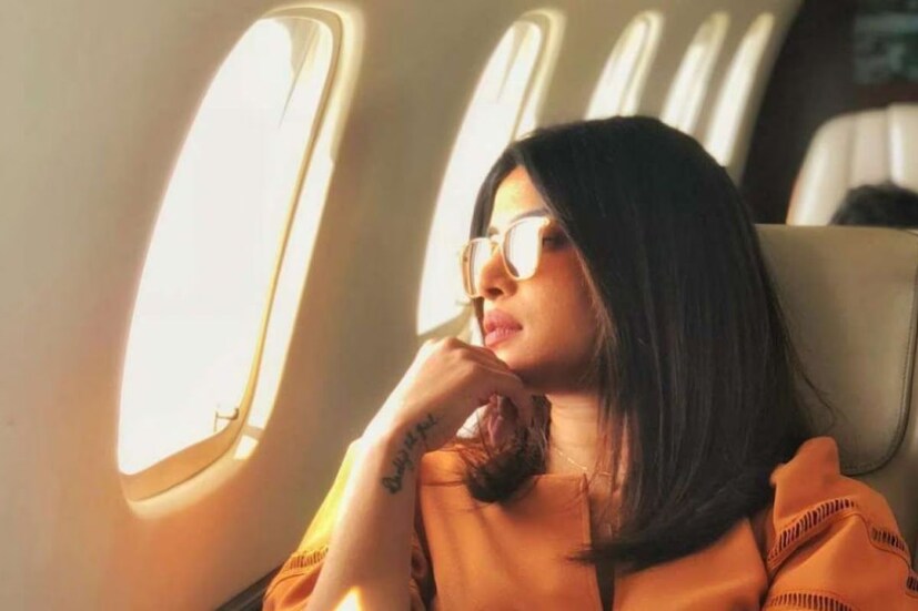 প্রিয়াঙ্কার মা মধু চোপড়া আরও বলেন, আমার মনে হয়, খুব ছোট বয়স থেকেই প্রিয়ঙ্কা পোস্ট ট্রমাটিক স্ট্রেস ডিজ়র্ডার-এ আক্রান্ত। কারণ বাড়ির সকলেই ছিল ফর্সা। কিন্তু প্রিয়ঙ্কা ওঁর বাবার গায়ের রং পায়। সেই কারণে অনেকেই খারাপ কথা বলত ওকে। আমার ধারণা, সেটা ওর মনে গেঁথে গিয়েছিল৷