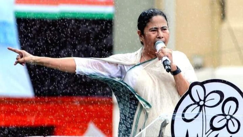 কখনও তাঁর মুখে শোনা যায় কেন্দ্রের বঞ্চনার তীব্র নিন্দা , কখনও আবার গর্জে ওঠেন মণিপুর প্রসঙ্গে। বার বারই শোনা যায় লোকসভায় মোদি হঠানোর চ্যালেঞ্জ।