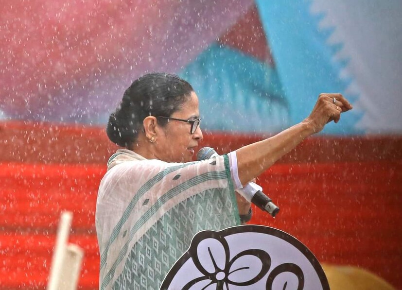 কখনও ভিড় দেখে আবেগে ভাসলেন কখনও তাঁকে পাওয়া গেল চিরাচরিত আক্রমণাত্মক, প্রতিবাদী মেজাজে। একের পর এক ইস্যুতে স্বভাবসিদ্ধ ভঙ্গিতেই বিজেপিকে তীব্র আক্রমণ করেন তিনি।​