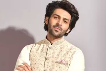 সব শেষ! দুর্ঘটনায় প্রয়াত কার্তিক আরিয়ানের কাছের মানুষ... শোকে পাথর অভিনেতা সব শেষ! দুর্ঘটনায় প্রয়াত কার্তিক আরিয়ানের কাছের মানুষ... শোকে পাথর অভিনেতা