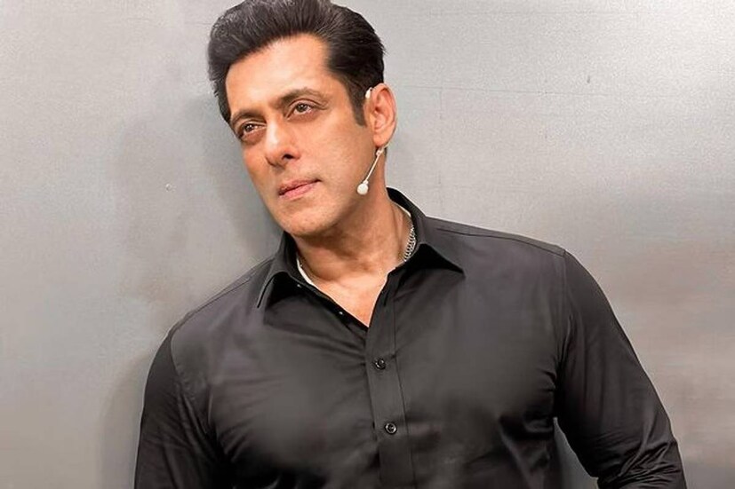 অভিনয়ে আসার আগে মুম্বইয়ে ব্যাকগ্রাউন্ড ডান্সার হিসেবে নিজের কেরিয়ার শুরু করেছিলেন সলমন খান৷ এটাই ছিল তাঁর প্রথম চাকরি৷ তাজ হোটেলে শো-তে নাচ করেই প্রথম উপার্জন করেছিলেন৷ জীবনের প্রথম পারিশ্রমিক পেয়েছিলেন ১০০ টাকারও কম৷ 