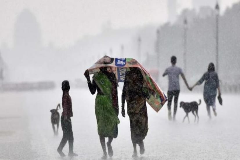 ঝড়ের পাশাপাশি কোথাও কোথাও হালকা থেকে মাঝারি ধরনের বৃষ্টিরও সম্ভাবনা রয়েছে। গত কয়েকদিন ধরে গঙ্গার উপকূলীয় সমভূমিতে আবহাওয়া ছিল শুষ্ক।