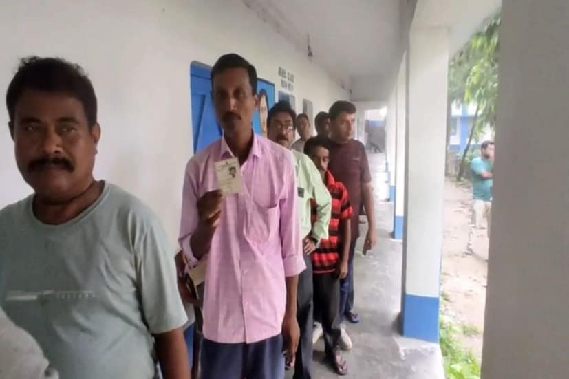 আবেদন জানানোর সময় শিল্পীকে আবেদনপত্র জমা দেওয়ার সময় সঙ্গে তাঁর একটি পরিচয়পত্রও জমা দিতে হবে। স্থানীয় গ্রাম পঞ্চায়েত বা পঞ্চায়েত সমিতির কাছ থেকে লোকশিল্পী তাঁর পরিচয়পত্র বানিয়ে নিয়ে সাবমিট করবেন।
