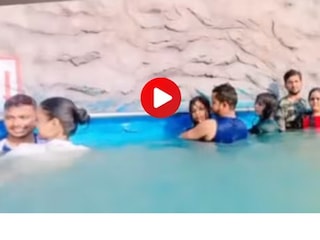 জলের মধ্যে আলিঙ্গনাবদ্ধ যুগল, ভেঙে গেল সব বাঁধ! ভাইরাল ভিডিও দেখে কী বললেন নেটিজেনরা?