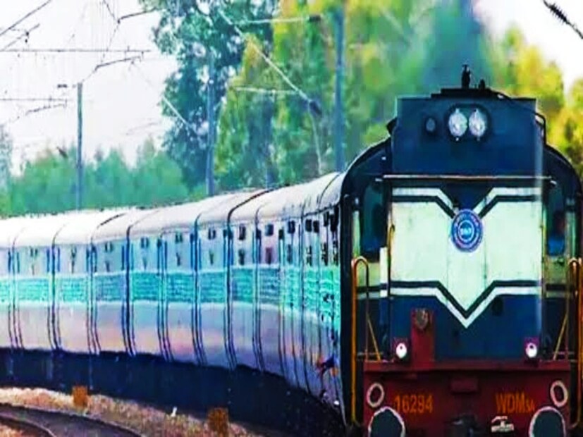 পূর্ব রেলের মুখ্য জনসংযোগ আধিকারিক কৌশিক মিত্র জানিয়েছেন, ভ্রমণপিপাসু বাঙালিদের কাছে অনুরোধ, আর দেরি না করে যত দ্রুত সম্ভব আপনার টিকিট বুক করুন আর ঘুরে আসুন আপনার পছন্দমতো জায়গা থেকে। পূর্বরেল সবসময় আপনাদের পাশে আছে। তবে স্পেশাল ট্রেন সময়ে চলাচল নিয়ে অনেক যাত্রী প্রশ্ন তোলেন। রেলের দাবি সময় মেনেই ট্রেন চলবে৷