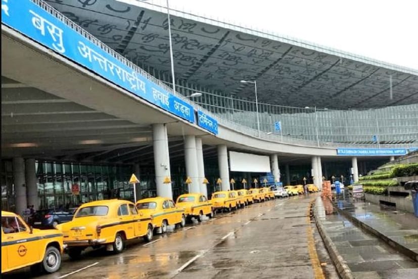 ফ্লাইটের যা সময় তার থেকে চার ঘণ্টার বেশি আগে আসলে যাত্রীদের বাইরে অপেক্ষা করতে হচ্ছে। সম্প্রতি, এমন নিয়ম চালু হয়েছে কলকাতা আন্তর্জাতিক বিমানবন্দরে।
