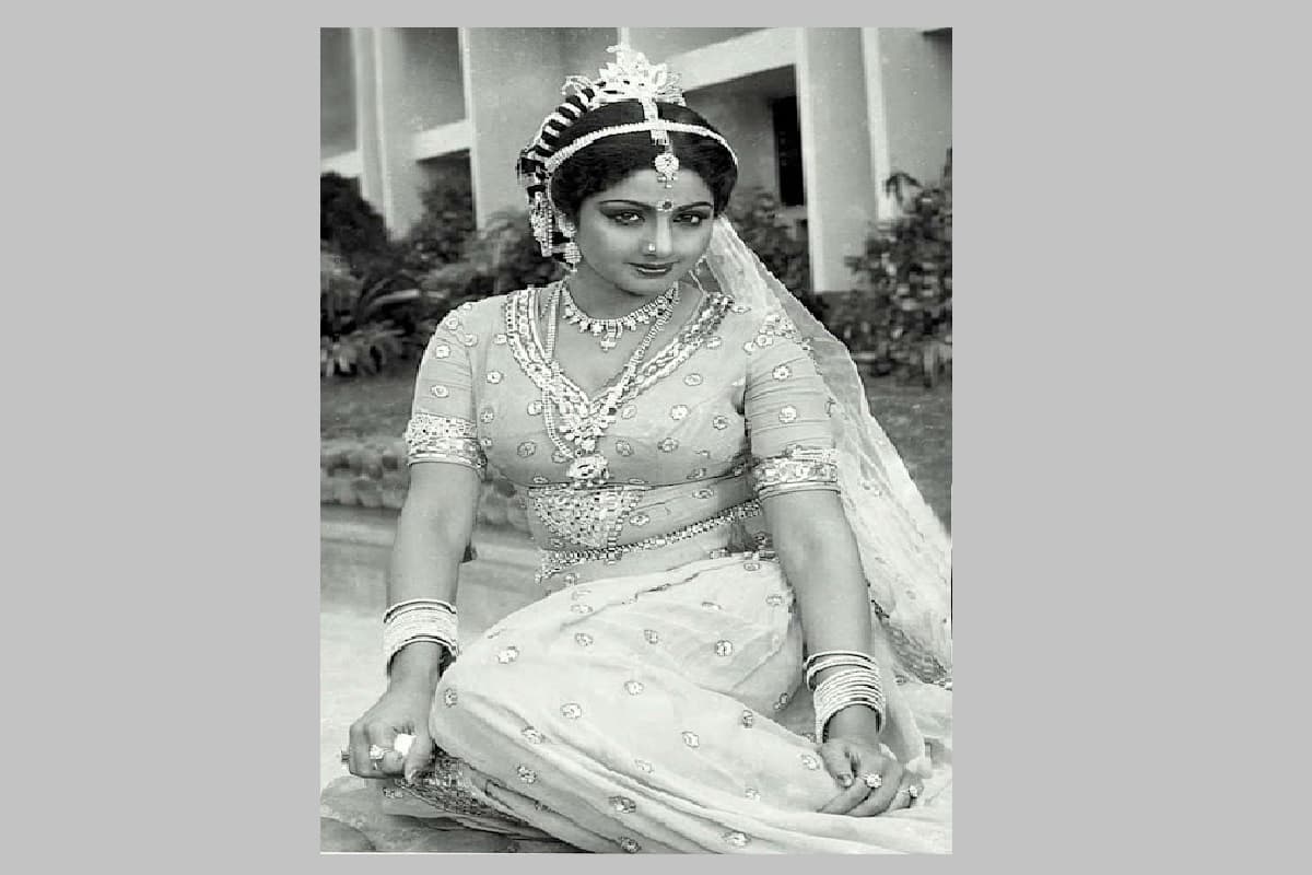 বিয়ের আগেই কি মা হয়েছিলেন শ্রীদেবী? এই নিয়েও বলিউডে জল্পনার অন্ত নেই! বনি কাপুর সম্প্রতি এক সাক্ষাৎকারে বলেন, ‘শ্রীদেবীর সঙ্গে বিয়ে হয়েছিল শিরডির মন্দিরে। আমরা সেখানে ২ জুন ১৯৯৬-এ বিয়ে করি। জানুয়ারি মাসে শ্রীদেবীর প্রেগন্যান্সি সামনে আসে। তখন সামাজিক বিয়ে ছাড়া উপায় ছিল না। জানুয়ারিতে সামাজিক ভাবে বিবাহ সম্পন্ন করি। অনেকেই বলেন জাহ্নবীর জন্ম আমাদের বিয়ের আগে, তবে তা ঠিক নয়।’