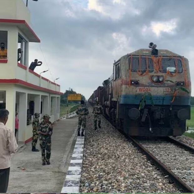দেখে নেওয়া যাক Quora-তে কী উত্তর দিয়েছেন নেটিজেনরা? বিজয় কুমার নামে এক ব্যক্তি বলেন, “হিন্দিতে রেল বা ট্রেন মানে “লোহার পথ গামিনী”। এখন, যদি আমরা এই শব্দের সম্পূর্ণ অর্থ বের করি, তাহলে দেখা যাবে 'লৌহপথের' অর্থ লোহার পথ এবং গামিনী অর্থ যে অনুসরণ করে বা পিছনে চলে।