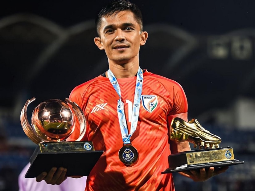 সুনীল ছেত্রীর পারফরম্যান্সের উপর ভারতীয় ফুটবলের ভাগ্য অনেকটাই নির্ভর করছে। তাঁর অবসরর সিদ্ধান্ত নিঃসন্দেহে ভারতীয় ফুটবলের বড় ক্ষতি করতে পারে।