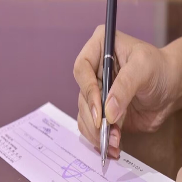 ৬) ব্যাঙ্ক অ্যাকাউন্ট খোলার সময়ে যে স্বাক্ষর করছেন, সেই স্বাক্ষরটিই চেক দেওয়ার সময়ে করবেন। আপনি যদি কোনও কোম্পানির হয়ে টাকা দেন, তাহলে কোম্পানির সিলের ছাপ দিয়ে দিন।