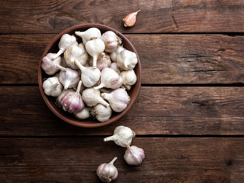 Garlic Peel Benefits: এবার জেনে নেওয়া যাক, এই খোসাগুলি কতটা উপকারী। রসুনের মধ্যে যে যে উপকারিতা রয়েছে, সেগুলো তো অবশ্যই এটাতেও পাওয়া যাবে। তাছাড়া রসুনের খোসায় রয়েছে অ্যান্টি-ইনফ্লেমেটারি বৈশিষ্ট্য। 