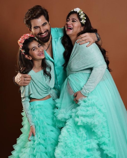 ছেলে হওয়ার সুখবর যেমন সকলের সঙ্গে শেয়ার করেছেন,তেমনই ছেলের নামও আজ জানালেন জিৎ৷ সন্তান  আসার আগেও মেটারনিটি ফোটোশ্যুটে নজর কেড়েছিলেন জিৎ, মোহনা ও তাদের একমাত্র মেয়ে নয়ন্যা৷