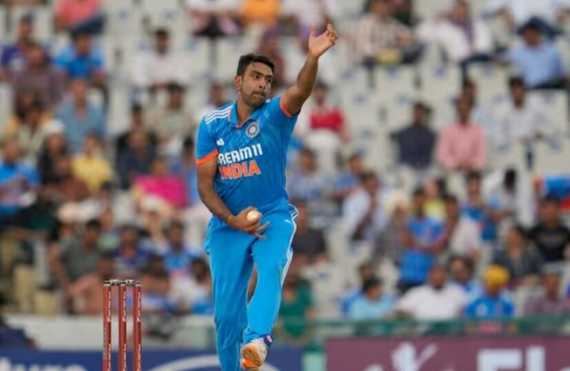 অশ্বিন গ্রুপ পর্বে অস্ট্রেলিয়ার বিরুদ্ধে প্রথম ম্যাচ ছাড়া আর একটিও ম্যাচ খেলেননি। সেই ম্যাচেও ভালো বোলিং করেছিলেন। আর অজি দলে ৪ জন বাঁ হাতি ব্যাটার। ফলে অফ স্পিনারের প্রয়োজন পড়বে রোহিতের। আর আহমেদাবাদের উইকেটে যদি টার্ন ও বাউন্স থাকে তাহলে অশ্বিনের থেকে ভাল বিকল্প কিছুই হতে পারে না।