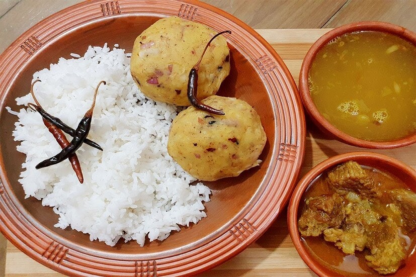 ভাত ও রুটি আমাদের ভারতীয়দের প্রধান খাদ্য। কিন্তু এই ভাত রুটি সম্পর্কে কিছু ছোট্ট ভুল আছে যা না জানলে হয়তো আমরা অনেক বড় ভুল করে ফেলি। এমনকি জীবনের বড় ঝুঁকি এনে দেয় এই ধরণের অজ্ঞানতা। আজ এই প্রতিবেদনে এমনই কিছু বিষয়ে অজানা কিছু তথ্য শেয়ার করতে চলেছি আমরা। সতর্ক না হলে হয়ে যেতে পারে বড় বিপদ।